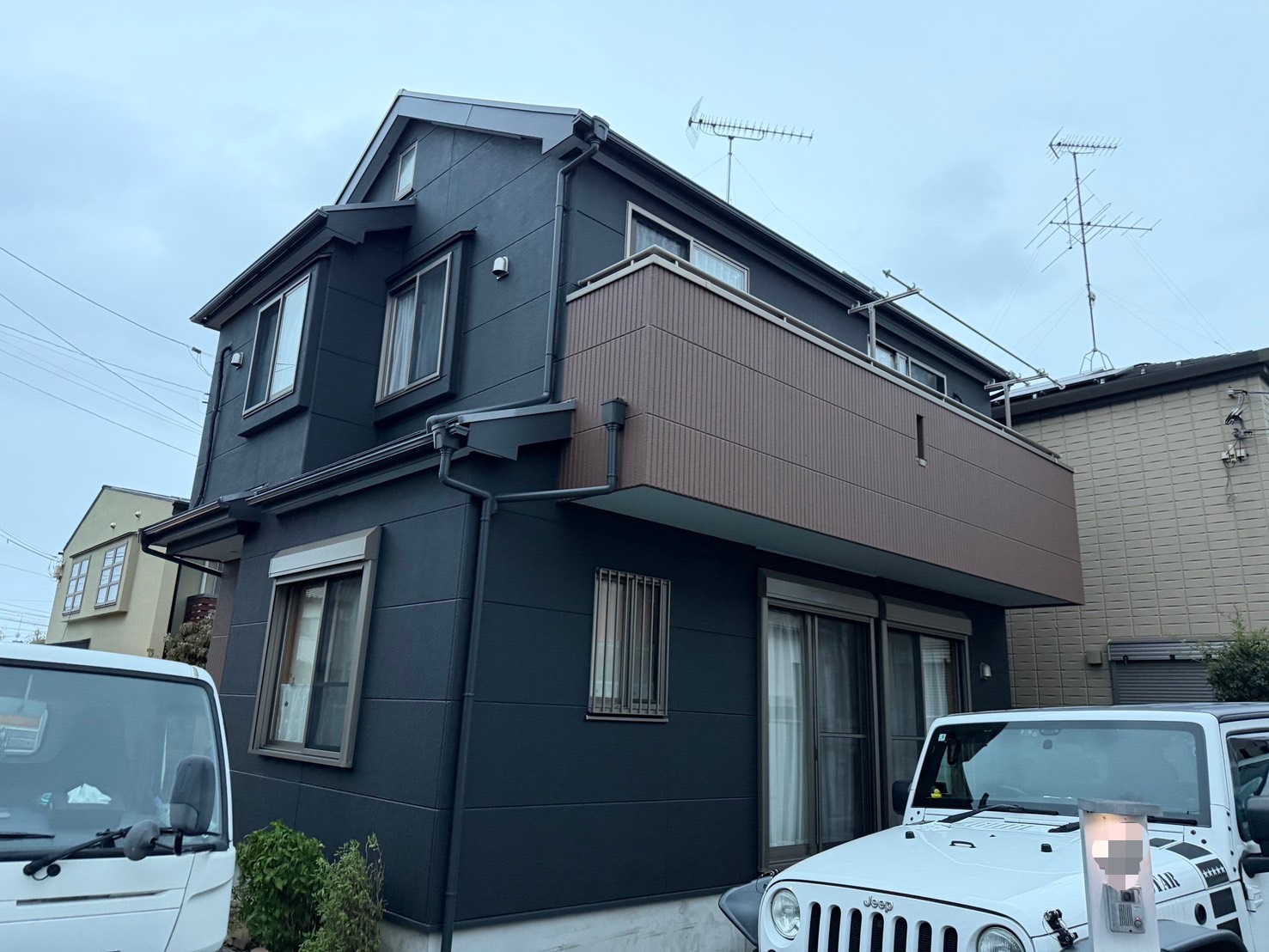 所沢市小手指南の外壁塗装施工後 チャコール×コーヒーブラウンの艶消し仕上げ