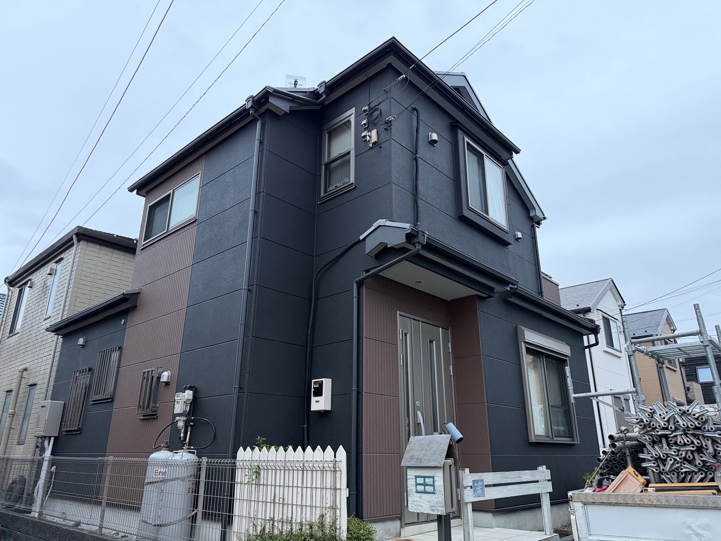 所沢市小手指南の外壁塗装施工後 チャコールとコーヒーブラウンの外観 別角度